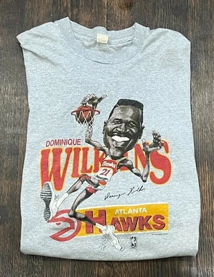 Camiseta Atlanta Hawks Dominique Wilkins Vintage Anos 80 Desenho Animado Ponto Único Média - Imagem 1 de 4
