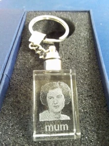 SCHLÜSSELRING LASER FOTO KRISTALL PERSONALISIERT GESCHENK OMA-PAPA KINDER HAUSTIERE 2D-3D k - Bild 1 von 5