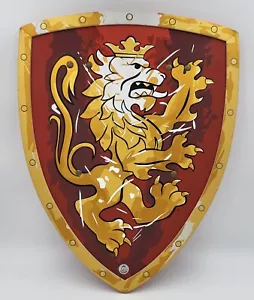 Escudo de juguete de espuma medieval LIONTOUCH 17,5"" x 13,5"" con asas de correa rojo y dorado - Imagen 1 de 5