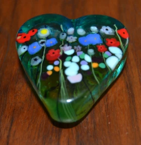 Robert Held Art Glass Heart Shaped Paperweight Red Poppy Flowers Signed Green - Picture 1 of 10