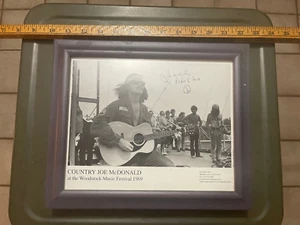 COUNTRY JOE MCDONALD HANDSIGNIERTES 8X10 FOTO (GERAHMT & MATTIERT) - WOODSTOCK 1969! - Bild 1 von 4