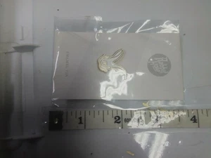 Pin de etiqueta esmaltada con agujero de conejo - Imagen 1 de 2