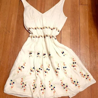 Vestido midi sin mangas Tocca marfil con bordado floral (8) Foto 1 de 4