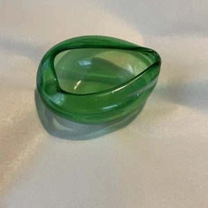 Posacenere vintage metà secolo moderno MCM in vetro artistico verde - Foto 1 di 5