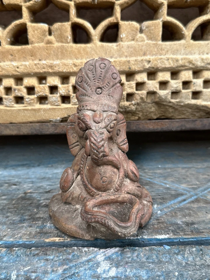 Escultura antiga de 1800 feita de terracota pintada figura de Deus Ganesha - Imagem 1 de 4