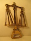 Alter Metall Öffner Flaschenöffner als Waage Gericht Justitia