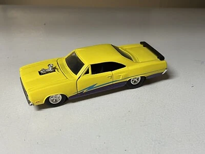 Coche diecast tootsitoy 1998 1959 Plymouth GTX 6,2" largo amarillo como nuevo coche vintage Foto 1 de 4