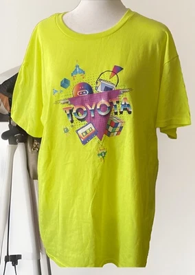 Camiseta AK Toyota Retro Inspirada en Y2K Neón Pixel Art Vibrante XL Foto 1 de 2