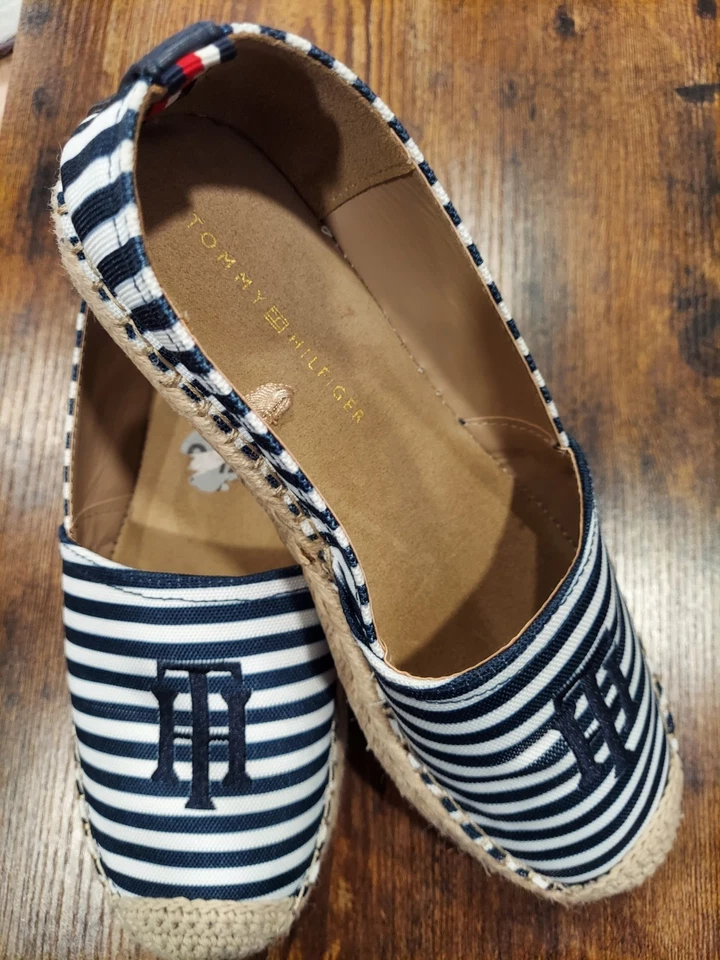 Sapato plano Tommy Hilfiger Espadrilles feminino listrado azul. Tamanho 9,5M. Novo - Imagem 1 de 4