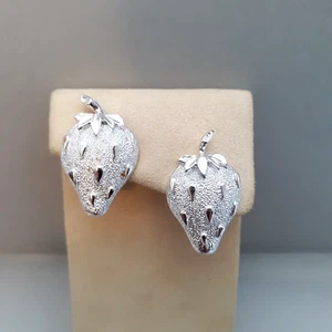 Vintage Sarah Coventry Strawberry Earrings Clip On Textured Silver Tone Signed - Picture 1 of 7