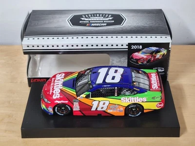 2018 #18 Kyle Busch Skittles Darlington Throwback 1/24 Acción NASCAR Diecast Foto 1 de 2