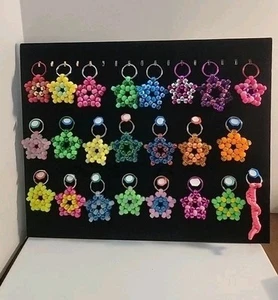 22 handgefertigte Kandi Schlüsselanhänger mehrfarbig bunte Perlen - Bild 1 von 13