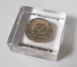 Pisapapeles publicitarios vintage Lucite 2"x2"x1", medio dólar Kennedy 1976 - Imagen 1 de 7