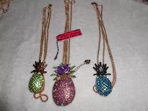 3er Set Betsey Johnson Ananas Anhänger Halsketten Neu mit Etikett - Bild 1 von 2