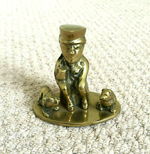A STURDY 3.5" WIDE, 606g, MAN IN HAT SAT WITH TWO DOGS SOLID BRASS FIGURINE