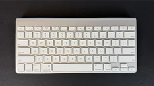 Apple Tastiera Wireless A1314 Grigio Bluetooth Mac Alluminio OEM Originale - Foto 1 di 7