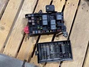 05 Ford F450 Super Duty 6.0L 4x2 ZF6 Under Hood Relay Fuse Box 5C3T-14A067-BE - Picture 1 of 9