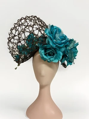 Ascot Fascinator Kentucky Derby Grandes Flores Azules, Malla Marrón, Diadema Foto 1 de 4