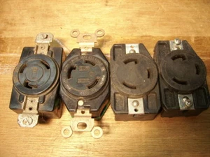 Un lote de cuatro tomas eléctricas hembra NEMA L5-30R 30A 125V usadas con bloqueo giratorio - Imagen 1 de 4