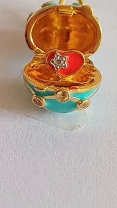 Emailliertes Romantisches Überraschungsmedaillon.   Exquisites kleines Weihnachtsgeschenk!!   - Bild 1 von 6