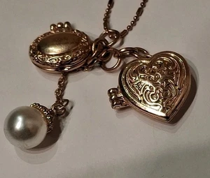 Collar Largo Tono Dorado Cadena Con 2 Medallones (Corazón Y Ovalado) Y Una Perla Imitada - Imagen 1 de 8