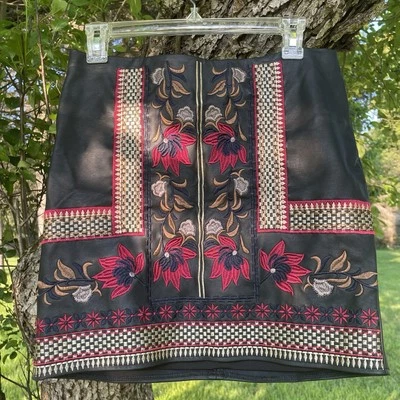 Minifalda de cuero sintético Romeo y Julieta Coture roja floral ribete azteca para mujer S’s Foto 1 de 4