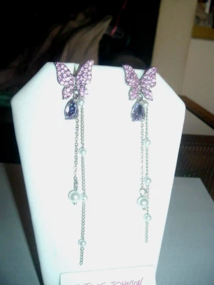 PENDIENTES PERFORADOS DE CRISTAL ROSA PERLAS MARIPOSA CRISTAL PÚRPURA Betsey Johnson - Nuevos con etiquetas Foto 1 de 4