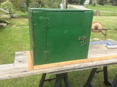 Armario de madera hecho a mano verde y rojo, armario de dos estantes de garaje de granja en mal estado Foto 1 de 4