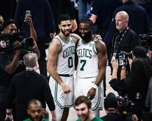 Foto de la NBA Jayson Tatum y Jaylen Brown en la cancha posterior al partido Boston Celtics 8x10 - Imagen 1 de 1