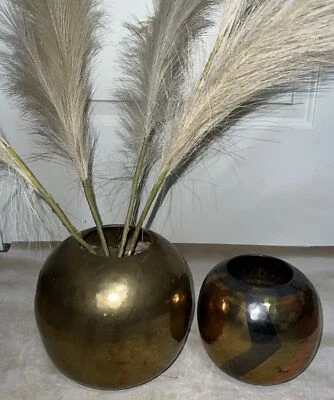 Lote de 2 jarrones jardineros redondos de latón martillado (1) y metal martillado (1) Foto 1 de 4