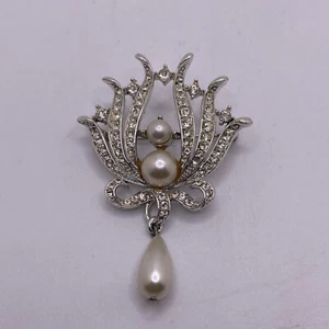 Broche Perla Colgante Tono Plateado De Colección Pin Estrás Destacado MCM - Imagen 1 de 8