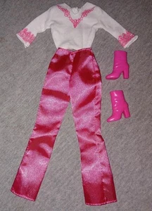 Pantalones Barbie Rosa Satinado De Colección, Top Blanco y Botas Tacón Rosa - Imagen 1 de 2