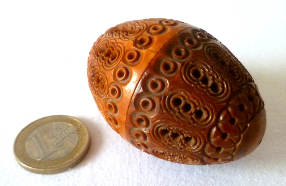ANCIEN OEUF EN NOIX DE COROZO SCULPTÉ - Photo 1/4