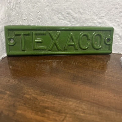 Placa Texaco. Metal verde. 7” X 2”.   Pesa 11 oz. - Imagem 1 de 4