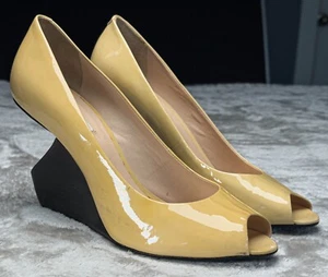 Pour La Victoire Tan Patent Leather Open Toe Wedge Wooden Heel Womens Size 10 - Picture 1 of 17