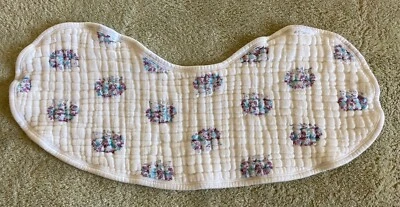 Babero Aden Anais Burpy Niñas Blanco Púrpura Azul Flores Verde azulado Rayas 2 Caras Algodón Foto 1 de 4