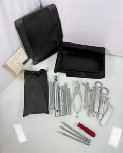 Kit de herramientas y caja de almacenamiento para motocicleta Honda CB350F CB350 1973 de colección con lista de piezas - Imagen 1 de 20