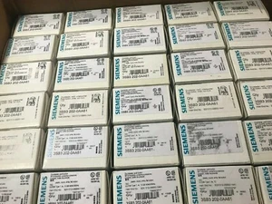 PULSADORES DE PLÁSTICO SIEMENS 3SB3 202-0AA61. LOTE DE 49 REDONDOS, BLANCOS, PLANOS - Imagen 1 de 2