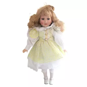 Muñeca de porcelana vintage vestido amarillo a cuadros morena - Imagen 1 de 2