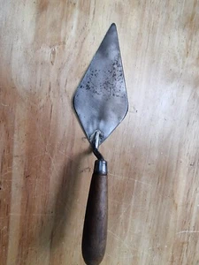 SMALL VINTAGE BRICKLAYERS BUILDERS TROWEL. - Picture 1 of 4
