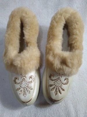 Zapatillas de vinilo para mujer de colección hechas en EE. UU. con diseño de hilo dorado y piel sintética difíciles de encontrar Foto 1 de 4