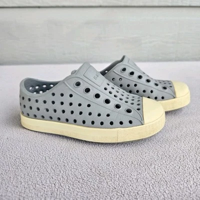 Zapatos sin cordones unisex Native Jefferson para niños pequeños talla C7 grises blancos Foto 1 de 4