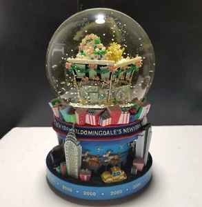 Bloomingdales NY 2000 Musical Vacanze Globo Neve Torri Gemelle Babbo Natale Girante - Foto 1 di 12