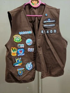 Girl Scout USA Brownie Vintage Vest Patches & Pins Brown Youth Medium - Picture 1 of 11