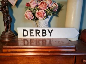 Señal de tráfico británica Derby envejecida básica estilo antiguo Derbyshire - Imagen 1 de 3