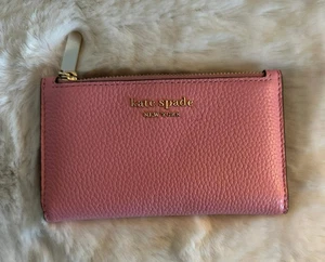 Cartera Kate Spade Bradley Pequeña Delgada Doble Plegable Cuero Guijarro Rosa K4601 NUEVA - Imagen 1 de 7