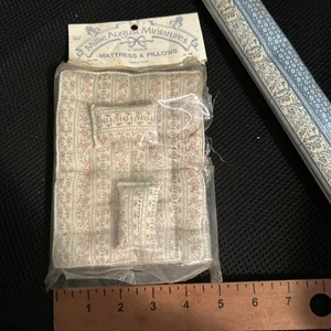 Materasso e cuscini Millie August casa delle bambole con rotolo di carta da parati nuovo - Foto 1 di 6