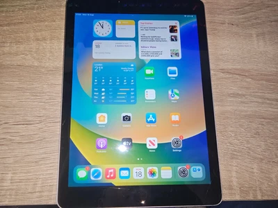 Apple iPad 5th Generation (32GB) Used Condition please read - Image 1 of 3