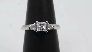¡Impresionante! Anillo de compromiso de 3 piedras de diamantes de 0,69 quilates - Platino - Talla 5,5 - Imagen 1 de 11