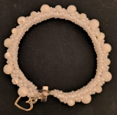 Armband Perlmutter Perlen und Glasperlen Weiß mit Schnappverschluss in Edelstahl - Bild 1 von 2